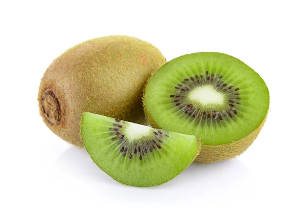 Ganze Kiwi-Früchte und seine aufgeschnittenen Segmente auf weißem Hintergrund — Stockfoto