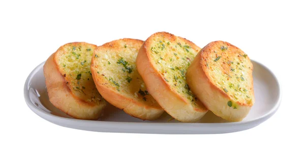 Beyaz arka plan üzerinde beyaz tabak sarımsaklı ekmek — Stok fotoğraf