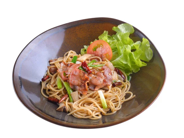 Prosciutto spaghetti in piatto di ceramica su fondo bianco — Foto Stock