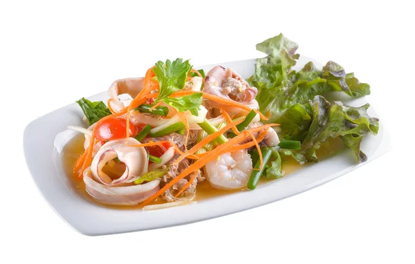 Salada de frutos do mar com camarões e anéis de lula sobre fundo branco — Fotografia de Stock