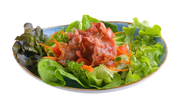 Ensalada de tocino en plato sobre fondo blanco — Foto de Stock