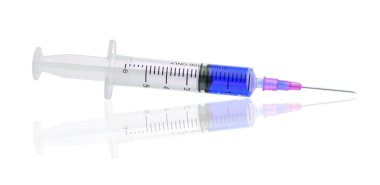  Beyaz arka plan üzerinde izole mavi sıvıyı plastik şırınga