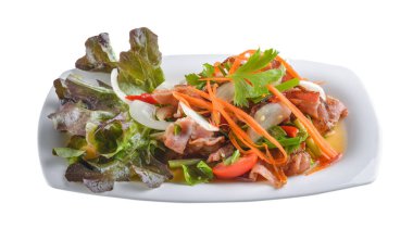 Beyaz tabak beyaz arka plan üzerinde izole jambon salata