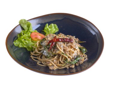 Beyaz adam tabağa spagetti istiridye