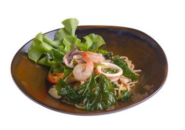 Beyaz arka plan üzerinde mürekkep balığı spagetti