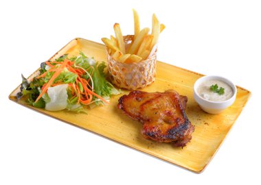 Beyaz arka plan üzerinde plaka tavuk biftek