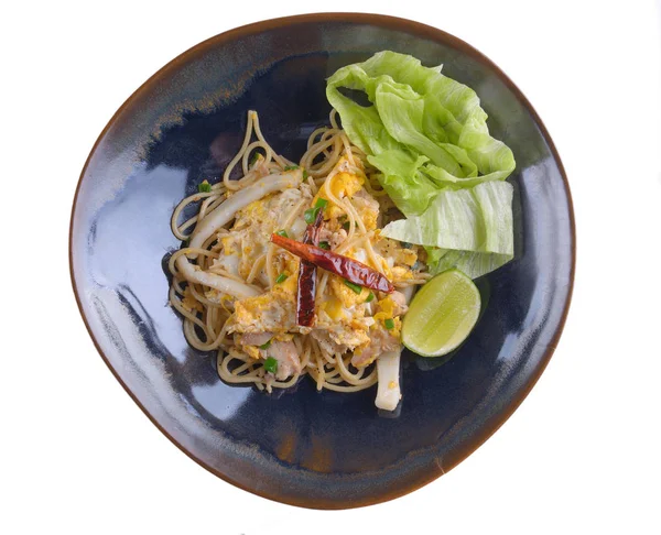 Spaghetti con calamari in piatto su fondo bianco — Foto Stock