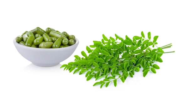 Moringa capsules in de kom met blad — Stockfoto