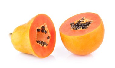Beyaz arka planda olgun papaya