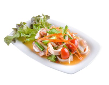 Beyaz arka planda karides ve mürekkep balığı halkalı deniz ürünleri salatası.