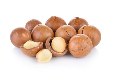 Beyaz arka planda Macadamia cevizi