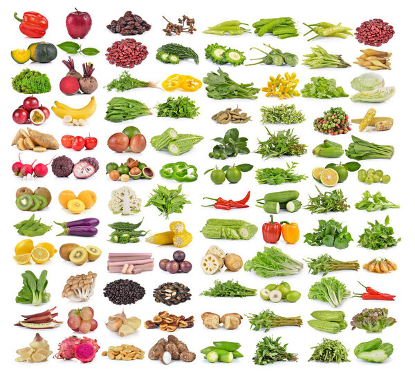 Орех макадамии на столе
