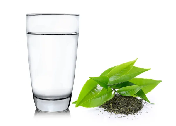 Copo de água e folhas de chá ilsolado no fundo branco — Fotografia de Stock