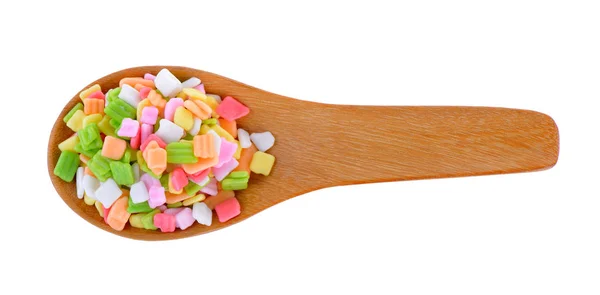 Tahta kaşık beyaz arka plan üzerinde renkli şeker — Stok fotoğraf
