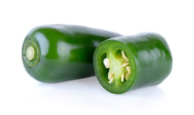 Beyaz arkaplanda yeşil biber izole edilmiş.