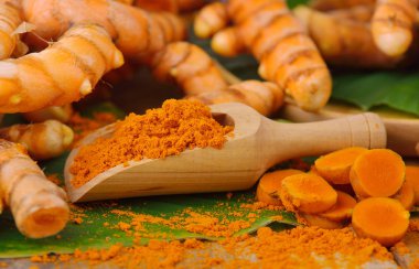 kuru yaprak ile ahşap Kepçe zerdeçal ve sekmesinde taze zerdeçal