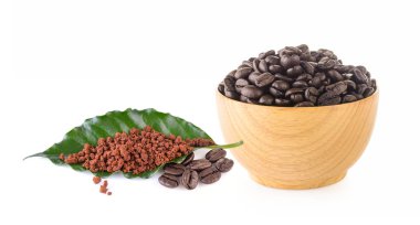 hazır kahve ile kahve beyaz zemin üzerine bırakır.