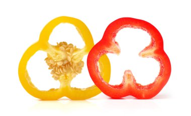 beyaz zemin üzerine biber dilimleri