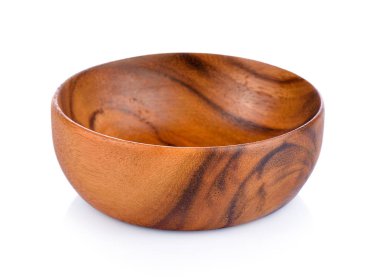 Beyaz arka planda ahşap kase