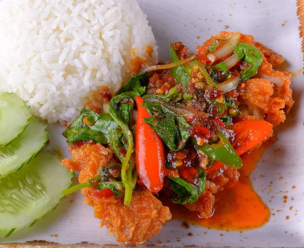 Arroz de pollo frito con albahaca aislada sobre fondo blanco —  Fotos de Stock