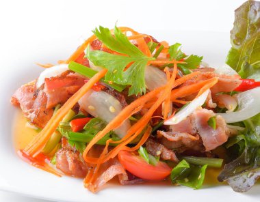 Beyaz tabak içinde pastırma salata