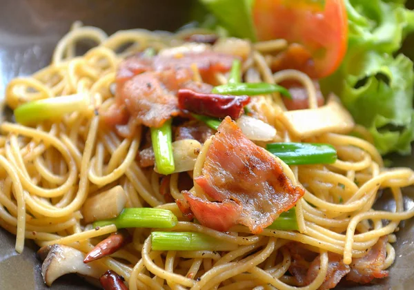 Prosciutto spaghetti in piatto di ceramica — Foto Stock