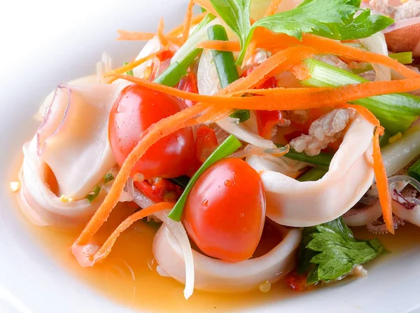 Salada de frutos do mar com camarões e anéis de lula — Fotografia de Stock
