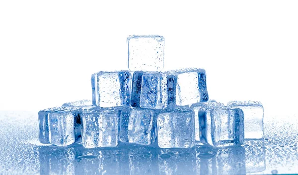 Cubo de gelo sobre fundo branco — Fotografia de Stock