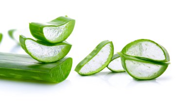 aloe vera taze yaprak beyaz arka plan üzerinde izole