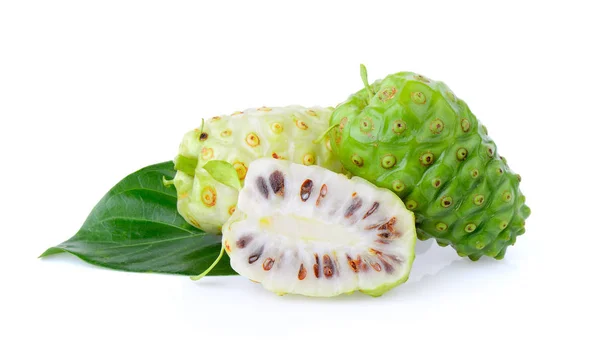 Fruta de Noni sobre fondo blanco — Foto de Stock