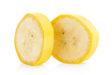 Beyaz arkaplanda izole edilmiş muz dilimi