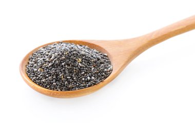 Tahta kaşık beyaz arka plan üzerinde izole Chia tohum.