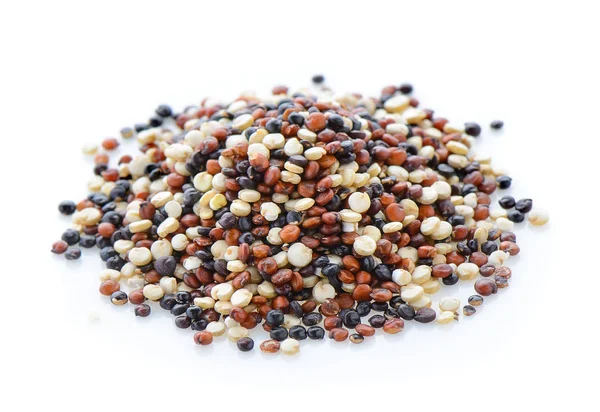 Quinoa semena na bílém pozadí — Stock fotografie