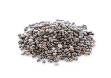 Beyaz arkaplan ile izole Chia tohumları.