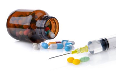 hap ve beyaz arka plan üzerinde izole sıvı şırınga