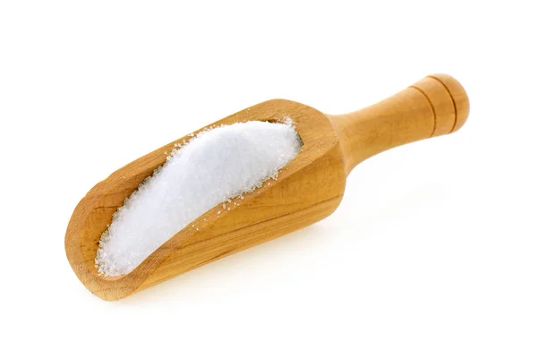 Сіль в дерев'яній ложечці на білому тлі — стокове фото
