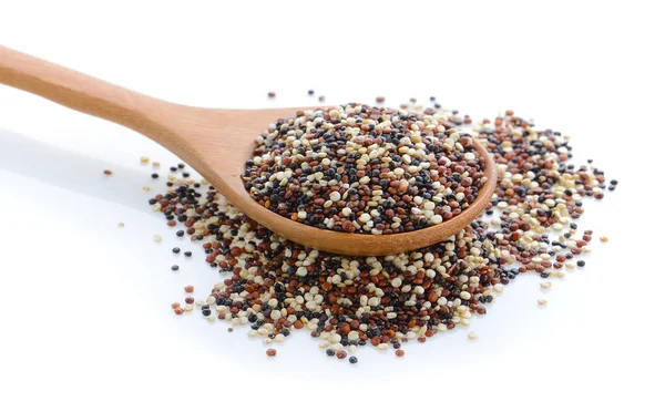 Quinoa zaden in houten lepel op witte achtergrond — Stockfoto