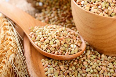 Masada tahta kaşık buğday