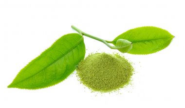 Beyaz arkaplanda izole edilmiş yeşil çay