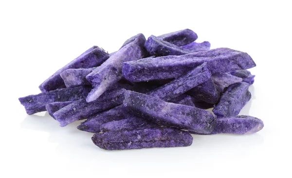 Gebratene Taro-Chips, Taro-Snacks auf weißem Hintergrund — Stockfoto