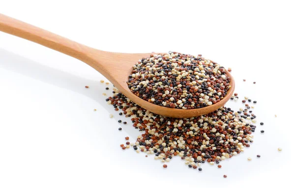 Quinoa semínka v dřevěné kopečky na bílém pozadí — Stock fotografie