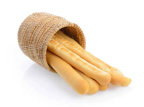 Ψωμί sticks σε καλάθι απομονωμένο σε λευκό φόντο — Φωτογραφία Αρχείου