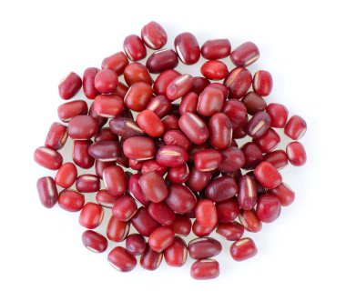 Beyaz arkaplanda kırmızı fasulye