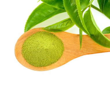 Beyaz arkaplanda izole edilmiş yeşil çay