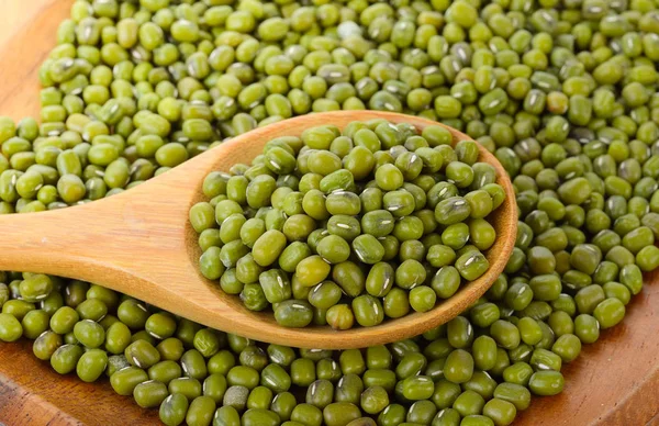 Zelené fazole v dřevěný lžíci na bílém pozadí — Stock fotografie