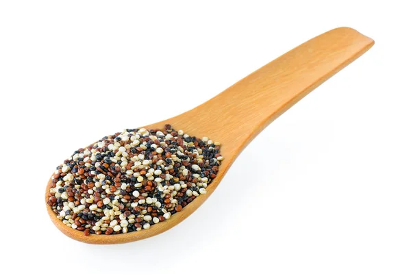 Quinoa zaden in hout primeur op witte achtergrond — Stockfoto