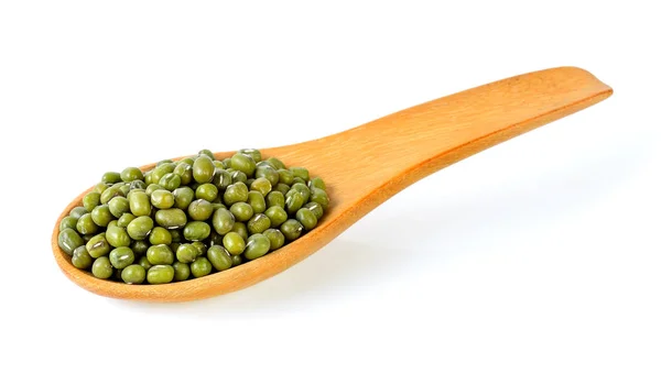 Zelené fazole v dřevěné lžíce izolovaných na bílém pozadí — Stock fotografie
