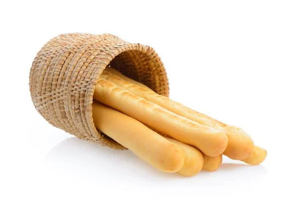 흰 바탕에 분리되어 있는 바구니에 담긴 빵 막대기 — 스톡 사진