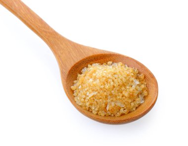 Beyaz zemin üzerine tahta kaşık kahve şeker