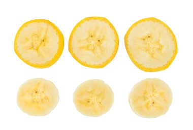 Beyaz arkaplanda izole edilmiş muz dilimi